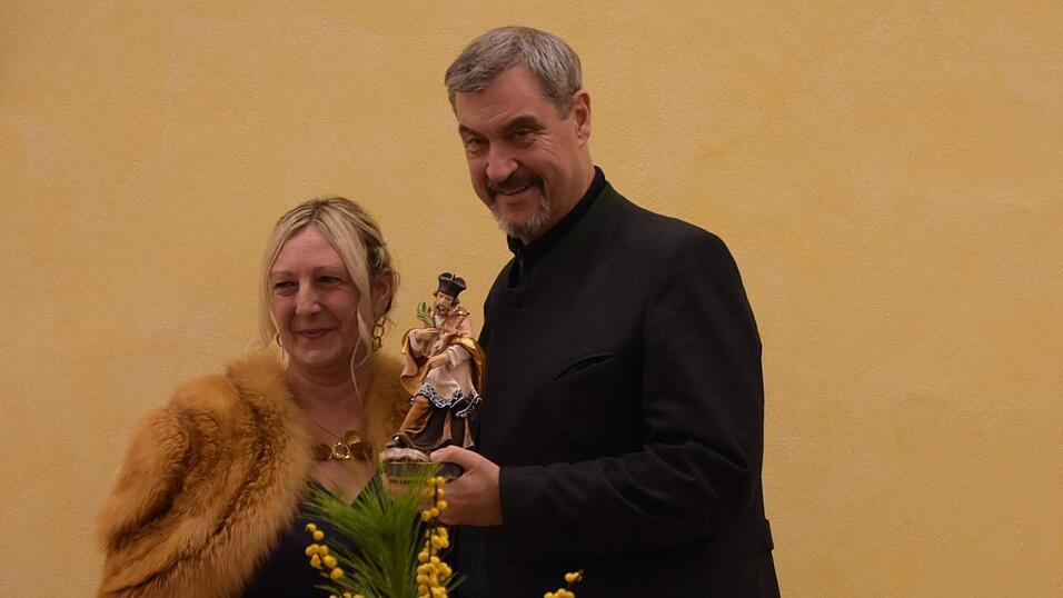 Schulleiterin Julia Niedermaier überreichte Ministerpräsident Markus Söder eine Nepomuk-Figur als Gastgeschenk.