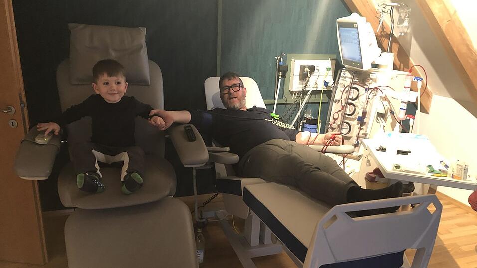 Sebastian, hier zusammen mit Sohn Emil, am Heimdialyse-Ger&auml;t.