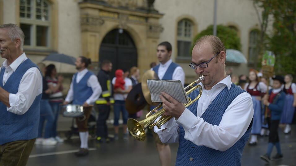 Zahlreiche Musik- und Trachtengruppen zogen nach dreij&auml;hriger Pause am Freitagabend zum Festplatz Am Hagen.&nbsp;