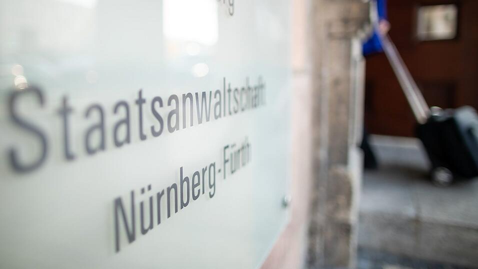 Die Frau war an dem Tatabend mit ihren drei Kindern auf den Spielplatz. Dort griff der Mann sie an. Die Frau war an dem Tatabend mit ihren drei Kindern auf den Spielplatz. Dort griff der Mann sie an.