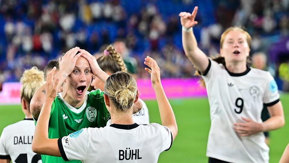 Unfassbare Freude bei Torhüterin Ann-Katrin Berger (l).