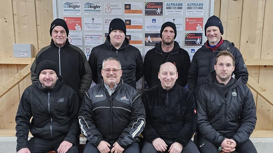 Die Mannschaft &bdquo;Eisbrecher&ldquo; (vorne sitzend) wurde neuer Winter-Stadtmeister im Stockschie&szlig;en, dahinter der Vize-Stadtmeister OGV Wettzell.