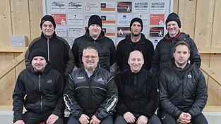 Die Mannschaft &bdquo;Eisbrecher&ldquo; (vorne sitzend) wurde neuer Winter-Stadtmeister im Stockschie&szlig;en, dahinter der Vize-Stadtmeister OGV Wettzell.