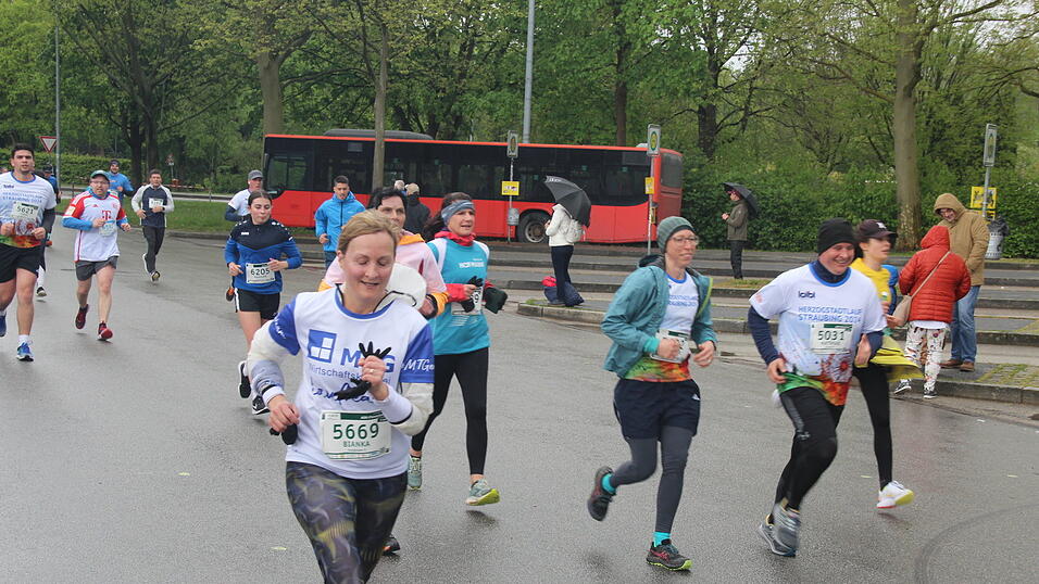 Auch die großen Herzogstadtläufer ließen sich wie schon die Kleinen am Samstag durch das nasskalte Aprilwetter den Spaß am Sport unter freiem Himmel nicht verderben.