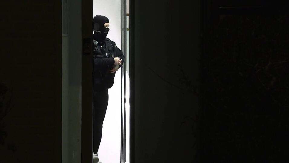 Das SEK greift ein und nimmt den Mann in der gemeinsamen Wohnung fest. (Symbolbild)