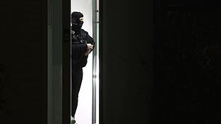 Das SEK greift ein und nimmt den Mann in der gemeinsamen Wohnung fest. (Symbolbild)