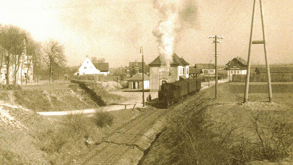 Als Dampflokomotiven noch ein alltäglicher Anblick waren: Ausfahrt eines Personenzugs aus dem Schierlinger Bahnhof in Richtung Langquaid in den 1950er- Jahren. Als Dampflokomotiven noch ein alltäglicher Anblick waren: Ausfahrt eines Personenzugs aus dem Schierlinger Bahnhof in Richtung Langquaid in den 1950er- Jahren.