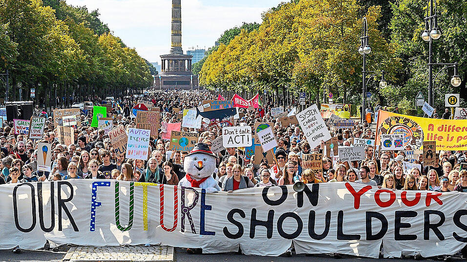 Demonstranten tragen am 20. September 2019 auf der Stra&szlig;e des 17. Juni in Berlin Transparente und Plakate. Die Bewegung Fridays for Future hatte zum globalen Klimastreik aufgerufen.