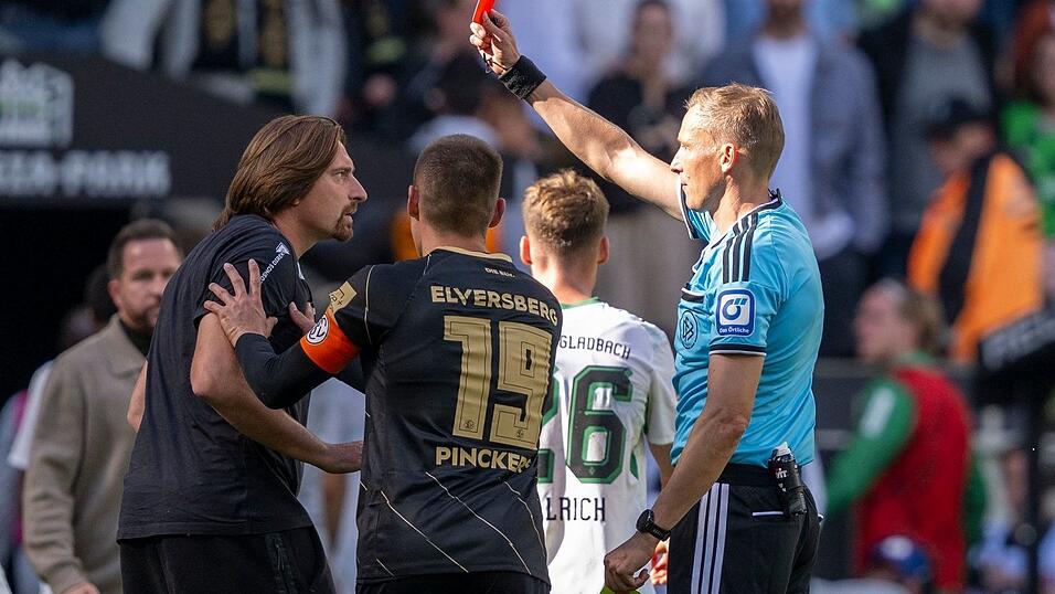 Elversbergs Trainer Vincent Wagner beschwert sich beim Schiedsrichter zu laut.
