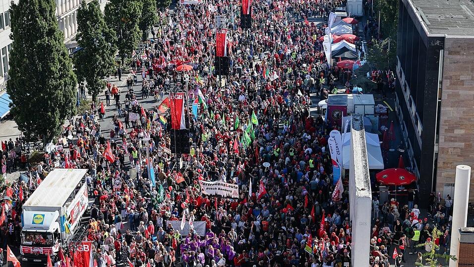 Allein 20.000 Menschen zogen nach Polizeiangaben bei verschiedenen Demonstrationszügen durch Nürnberg. Allein 20.000 Menschen zogen nach Polizeiangaben bei verschiedenen Demonstrationszügen durch Nürnberg.