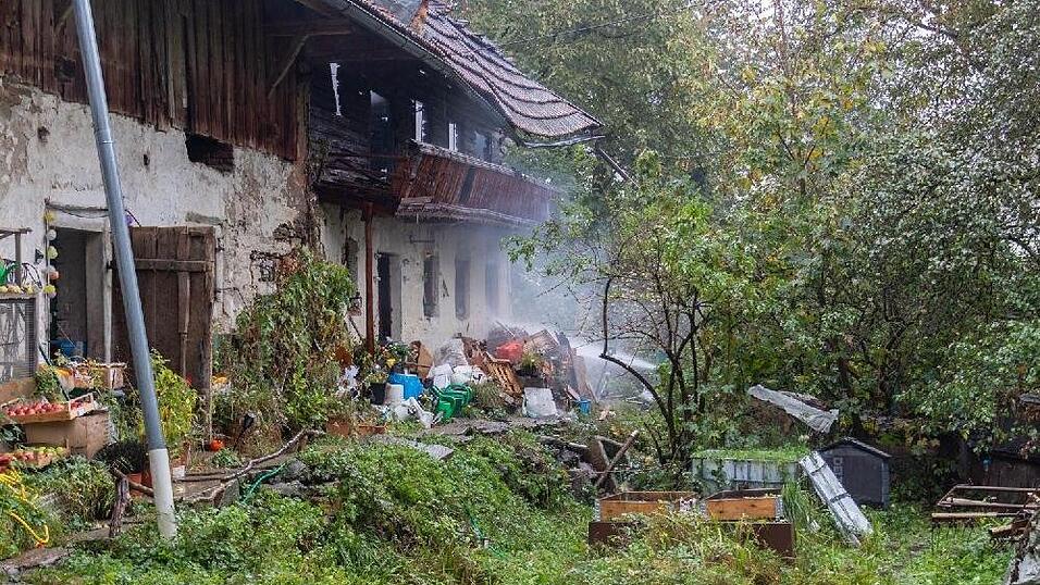 Feuerwehreinsatz am frühen Donnerstagmorgen in der Nähe von Schaufling im Landkreis Deggendorf. Dort brannte ein Wohnhaus. Feuerwehreinsatz am frühen Donnerstagmorgen in der Nähe von Schaufling im Landkreis Deggendorf. Dort brannte ein Wohnhaus.