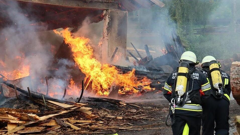In Breitenberg ist am Dienstagabend ein Brand in einem Sägewerk ausgebrochen. In Breitenberg ist am Dienstagabend ein Brand in einem Sägewerk ausgebrochen.