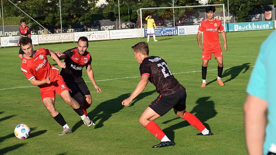 Der TB 03 Roding (schwarze Trikots) holt mit dem 2:2 gegen den 1. FC Passau wenigstens einen Punkt.