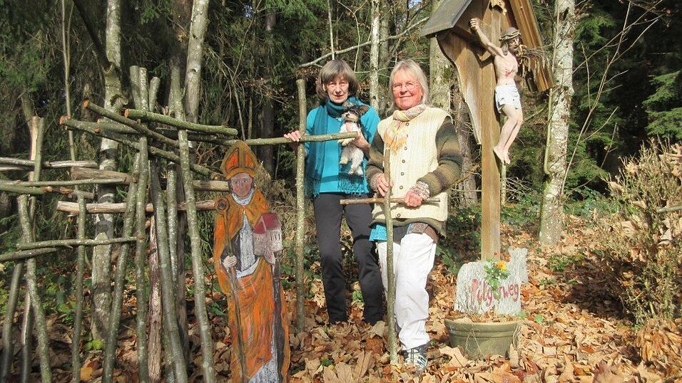 Hildegard Weiler (l.) wohnt am Fuße des Kreuzweges und beobachtet die Pilger auf ihrem Weg mit dem Kreuz. Hildegard Weiler (l.) wohnt am Fuße des Kreuzweges und beobachtet die Pilger auf ihrem Weg mit dem Kreuz.