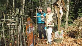 Hildegard Weiler (l.) wohnt am Fuße des Kreuzweges und beobachtet die Pilger auf ihrem Weg mit dem Kreuz. Hildegard Weiler (l.) wohnt am Fuße des Kreuzweges und beobachtet die Pilger auf ihrem Weg mit dem Kreuz.