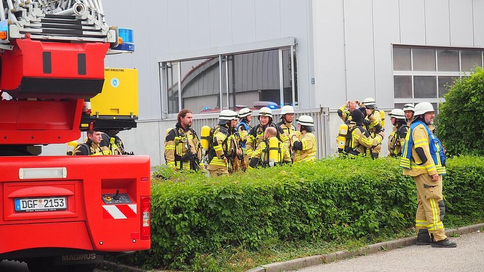 Die Einsatzkräfte rückten am Samstag zu einem Brand in einem Dingolfinger Supermarkt aus. 