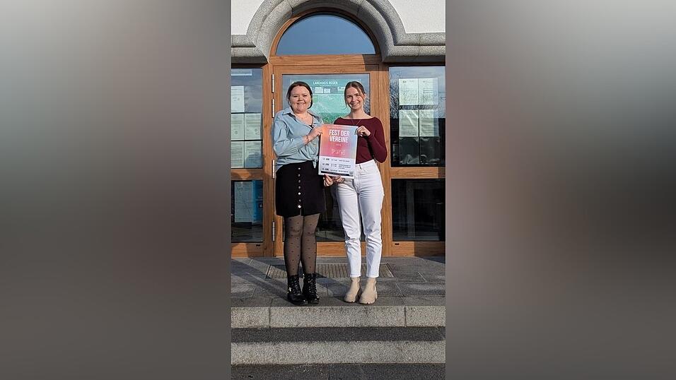 Marina W&uuml;hr (l.) und Kristin Lorenz haben Plakate gestaltet.