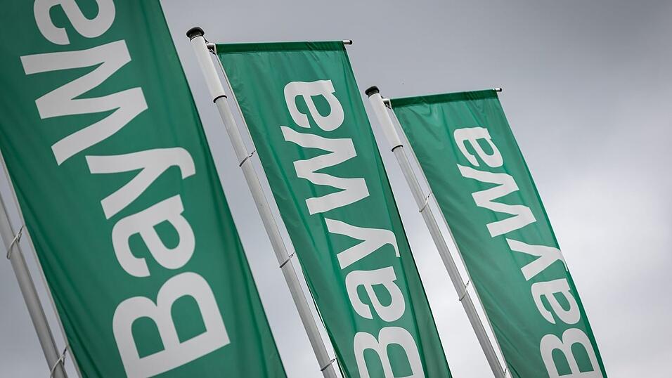 Baywa-Fahnen im Wind. Der M&uuml;nchner Konzern befindet sich seit 2024 in einer st&uuml;rmischen Phase. (Symbolbild)
