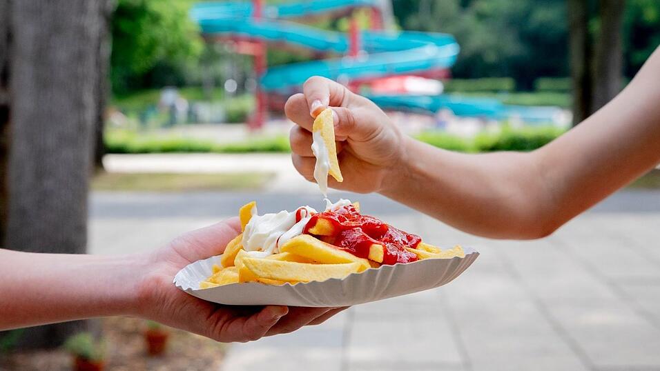 Pommes sind nirgends so lecker wie am Schwimmbadkiosk. (Archivbild) Pommes sind nirgends so lecker wie am Schwimmbadkiosk. (Archivbild)