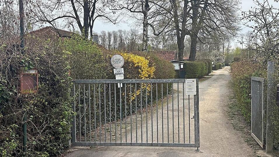 Der Eingang der Kleingartenanlage Schwedenschanze m&uuml;ndet in den Veilchenweg. Die Einbr&uuml;che haben sich hier schon rumgesprochen.
