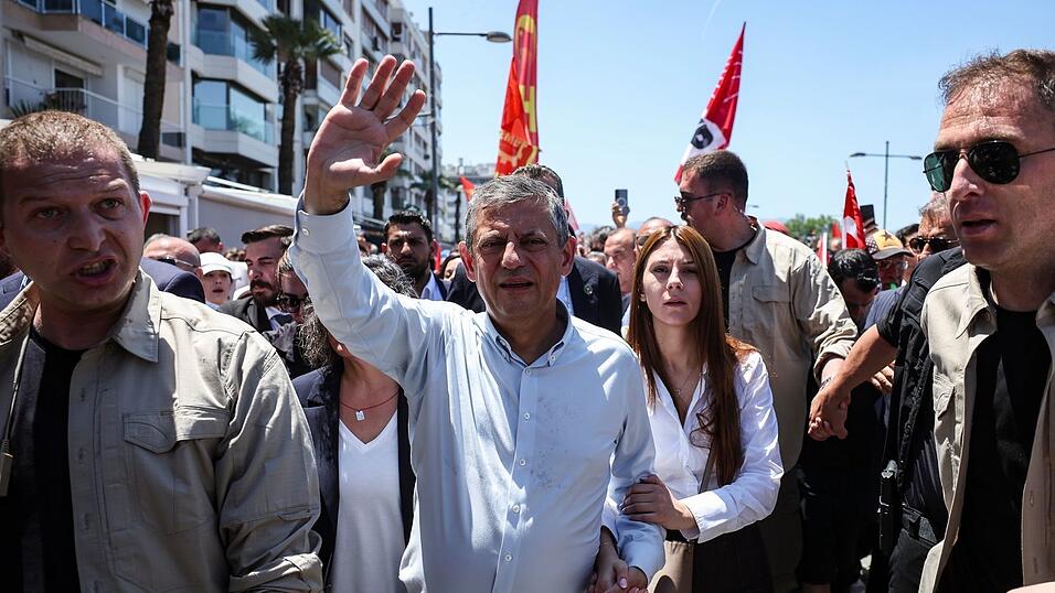 Özel lässt sich in Izmir feiern. Özel lässt sich in Izmir feiern.