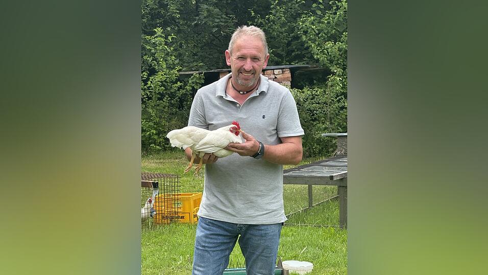 Die Pflege seiner schneeweißen Prachthühner ist Richard Gruber sehr wichtig. Die Pflege seiner schneeweißen Prachthühner ist Richard Gruber sehr wichtig.
