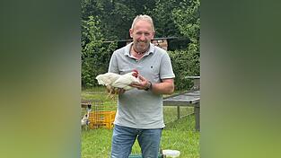 Die Pflege seiner schneeweißen Prachthühner ist Richard Gruber sehr wichtig. Die Pflege seiner schneeweißen Prachthühner ist Richard Gruber sehr wichtig.