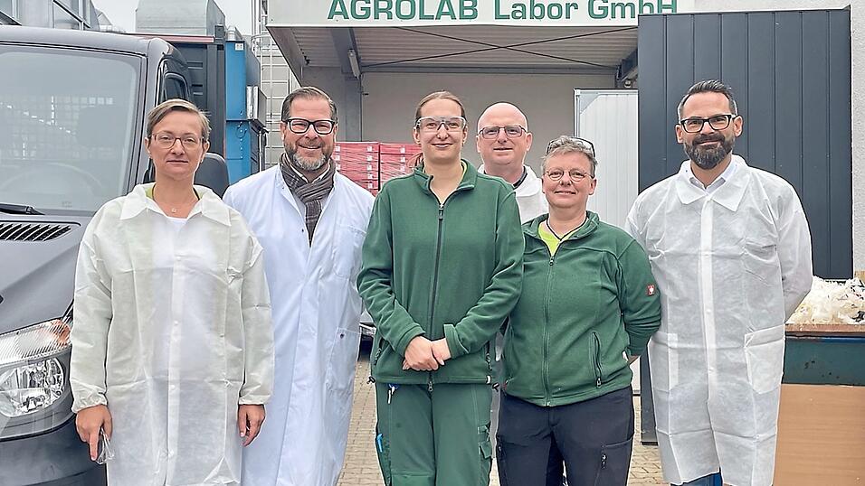 Beim 300-Personen-Betrieb Agrolab in Bruckberg (v.l): Mandy Erdmann, Carlo Peich und Christine Ludwig von Agrolab, Thomas Nieberl von der Lebenshilfe, Anja Grubert von Agrolab und Uwe Heilmann von der Lebenshilfe.