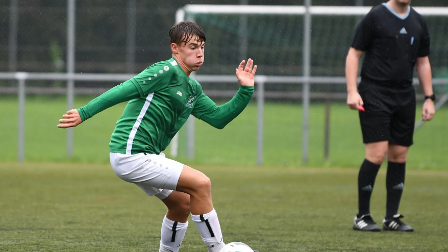 Andreas Berger, hier im Trikot der SpVgg GW Deggendorf, hat eine schwere Entscheidung treffen müssen. Denn seinem großen Hobby, dem Fußballspielen, muss er für den Rest seines Lebens den Rücken zukehren. Andreas Berger, hier im Trikot der SpVgg GW Deggendorf, hat eine schwere Entscheidung treffen müssen. Denn seinem großen Hobby, dem Fußballspielen, muss er für den Rest seines Lebens den Rücken zukehren.