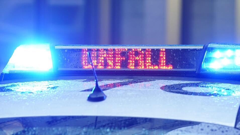 Auf der Autobahn 8 wurde ein Mensch bei einem Unfall mit vier beteiligten Fahrzeugen leicht verletzt.(Symbolbild) Auf der Autobahn 8 wurde ein Mensch bei einem Unfall mit vier beteiligten Fahrzeugen leicht verletzt.(Symbolbild)