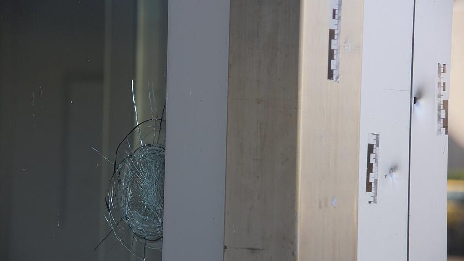 Diese Einschusslöcher entstanden in und neben einer Eingangstüre in Neutraubling. Sie befanden sich auf Brust- beziehungsweise Kopfhöhe. (Archivfoto) Diese Einschusslöcher entstanden in und neben einer Eingangstüre in Neutraubling. Sie befanden sich auf Brust- beziehungsweise Kopfhöhe. (Archivfoto)