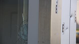 Diese Einschusslöcher entstanden in und neben einer Eingangstüre in Neutraubling. Sie befanden sich auf Brust- beziehungsweise Kopfhöhe. (Archivfoto)