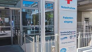 Gegenüber der Notaufnahme des Klinikums (im Bild) befindet sich die Bereitschaftspraxis von DonauMed/Kassenärztlicher Vereinigung. Sie ist mit ähnlichen Herausforderungen konfrontiert wie die Notaufnahme: Oft Anliegen, die kein Notfall sind. Gegenüber der Notaufnahme des Klinikums (im Bild) befindet sich die Bereitschaftspraxis von DonauMed/Kassenärztlicher Vereinigung. Sie ist mit ähnlichen Herausforderungen konfrontiert wie die Notaufnahme: Oft Anliegen, die kein Notfall sind.