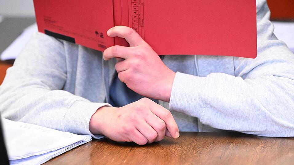 Der 24 Jahre alte Angeklagte soll seine Gro&szlig;mutter ermordet haben. (Archivbild)