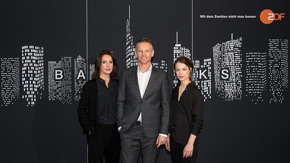 Die Schauspieler Desiree Nosbusch (l-r), Barry Atsma und Paula Beer schauen bei einem Fototermin zum ZDF-Mehrteiler 'Bad Banks' in die Kamera. Die ZDF-Reihe 'Bad Banks' hat bei der Verleihung der International Emmys in der Kategorie 'Beste Dramaserie' gegen die britische Produktion 'McMafia' verloren. (Archivbild) Die Schauspieler Desiree Nosbusch (l-r), Barry Atsma und Paula Beer schauen bei einem Fototermin zum ZDF-Mehrteiler 'Bad Banks' in die Kamera. Die ZDF-Reihe 'Bad Banks' hat bei der Verleihung der International Emmys in der Kategorie 'Beste Dramaserie' gegen die britische Produktion 'McMafia' verloren. (Archivbild)
