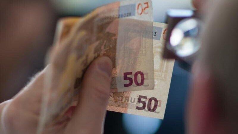 Der 17-Jährige soll versucht haben, einen falschen 50-Euro-Schein zu wechseln. (Symbolbild)