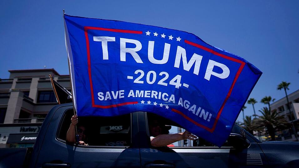 Menschen unterstützen den Präsidentschaftskandidaten Donald Trump Menschen unterstützen den Präsidentschaftskandidaten Donald Trump