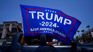 Menschen unterstützen den Präsidentschaftskandidaten Donald Trump Menschen unterstützen den Präsidentschaftskandidaten Donald Trump