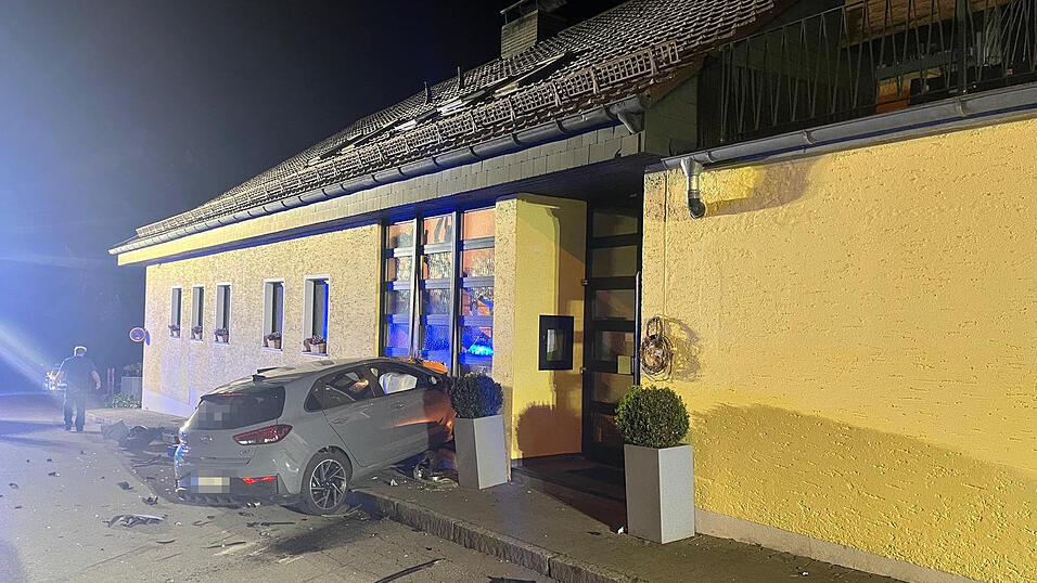 Die Glasfront und Teile des Treppenhauses wurden beschädigt. Die Glasfront und Teile des Treppenhauses wurden beschädigt.