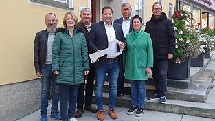 Die Vorstandschaft der UWG-FWG Landau mit ihrem Bürgermeisterkandidaten Thomas Lorenz (Mitte) auf den Stufen des Rathauses: Bernhard Mittermeier (v. l.), Melanie Fröschl, Xaver Nürnberger, Christian Loibl, Rosi Kargerer, und Andreas Schmeisl