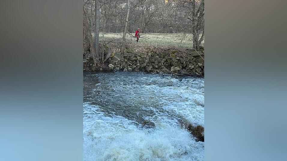 Die Einsatzkr&auml;fte suchten bis in die Abendstunden nach dem Mann.