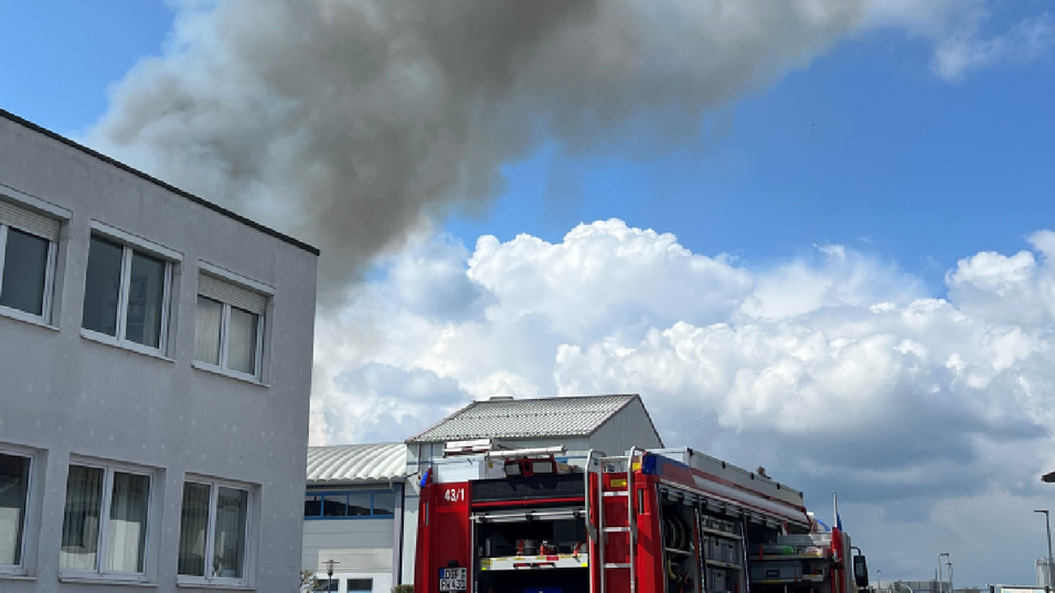 Brennende Kunststoffteile erzeugten eine weithin sichtbare Rauchsäule. Brennende Kunststoffteile erzeugten eine weithin sichtbare Rauchsäule.