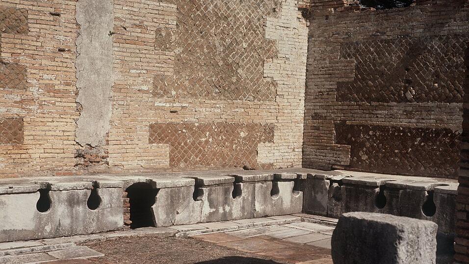 Die alten Römer saßen oft Schulter an Schulter, um ihr Geschäft zu verrichten. (Archivbild) Die alten Römer saßen oft Schulter an Schulter, um ihr Geschäft zu verrichten. (Archivbild)