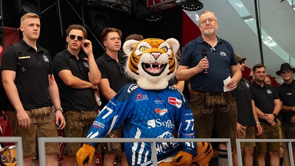 Beim traditionellen Teamauftritt im Festzelt Lechner stimmten sich die Straubing Tigers auf die neue DEL-Saison ein. Für neun Neuzugänge war der Auftritt Neuland, für etablierte Akteur wie hier Florian Bugl (l.) dagegen vertrautes Terrain. Beim traditionellen Teamauftritt im Festzelt Lechner stimmten sich die Straubing Tigers auf die neue DEL-Saison ein. Für neun Neuzugänge war der Auftritt Neuland, für etablierte Akteur wie hier Florian Bugl (l.) dagegen vertrautes Terrain.