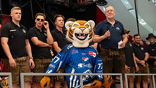 Beim traditionellen Teamauftritt im Festzelt Lechner stimmten sich die Straubing Tigers auf die neue DEL-Saison ein. Für neun Neuzugänge war der Auftritt Neuland, für etablierte Akteur wie hier Florian Bugl (l.) dagegen vertrautes Terrain. Beim traditionellen Teamauftritt im Festzelt Lechner stimmten sich die Straubing Tigers auf die neue DEL-Saison ein. Für neun Neuzugänge war der Auftritt Neuland, für etablierte Akteur wie hier Florian Bugl (l.) dagegen vertrautes Terrain.