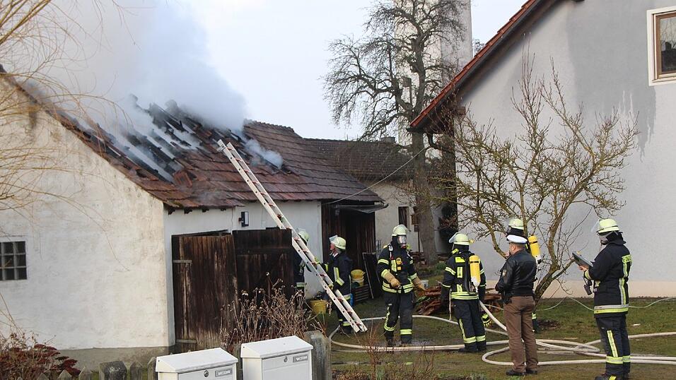 In Thumhausen bei Nittendorf fing eine Scheune Feuer.