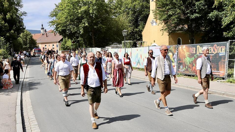 Ehemalige Ritter mit Bürgermeister Sandro Bauer (ganz rechts). Ehemalige Ritter mit Bürgermeister Sandro Bauer (ganz rechts).