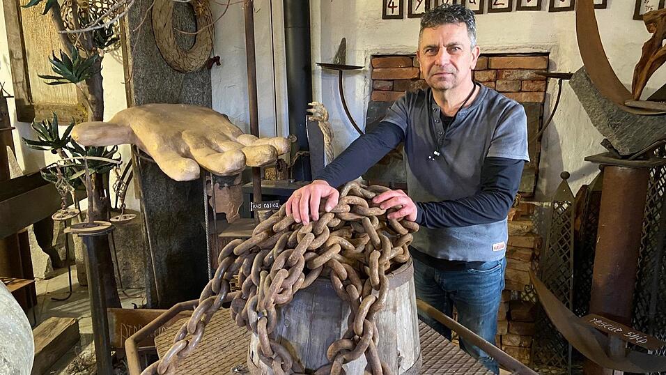 Hans Hollmeier mit dem Werkst&uuml;ck &bdquo;Break every Chain&ldquo;