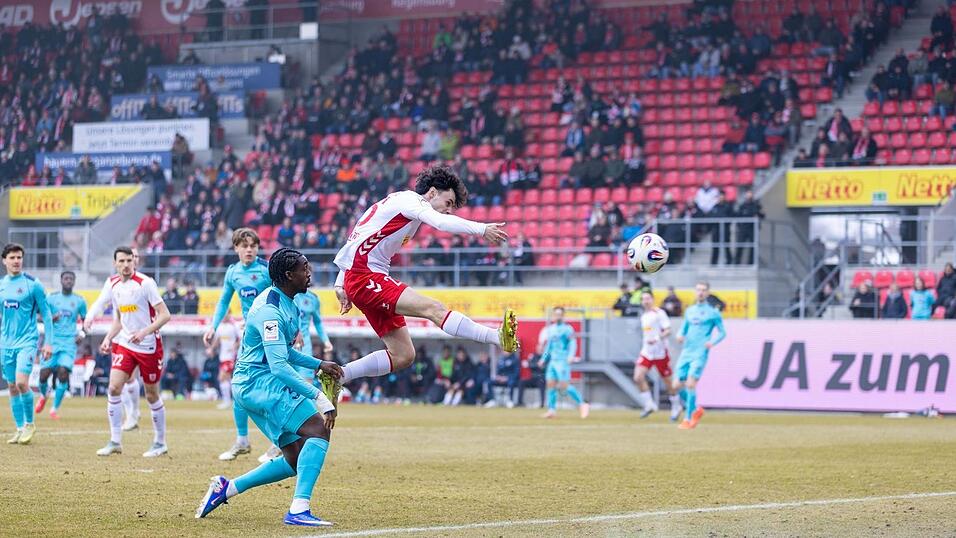 Vergebliche Offensivm&uuml;h&rsquo;: Dem SSV Jahn (rechts Nicolas Oliveira) gelingt gegen die G&auml;steelf aus K&ouml;ln kein Tor.