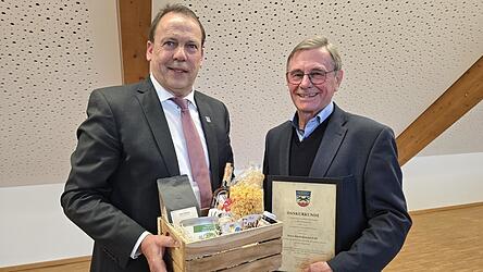 Mit einer Dankesurkunde und einem Geschenkkorb, vor allem aber mit respektvollen Worten verabschiedete B&uuml;rgermeister Siegfried Lobmeier Barthl Kalb aus dem Gemeinderat.